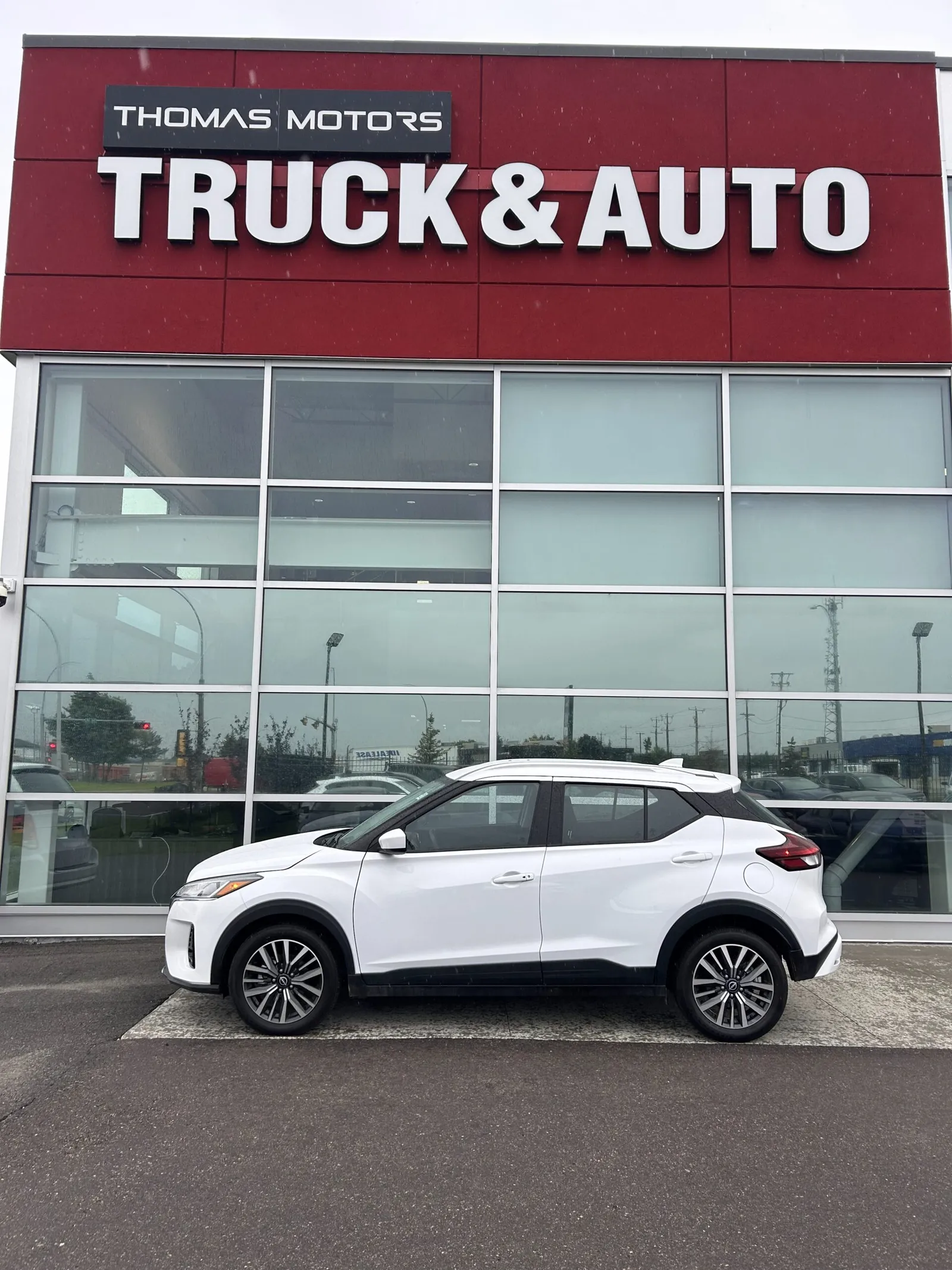 2025 Nissan Kicks Play SV - Photo 2